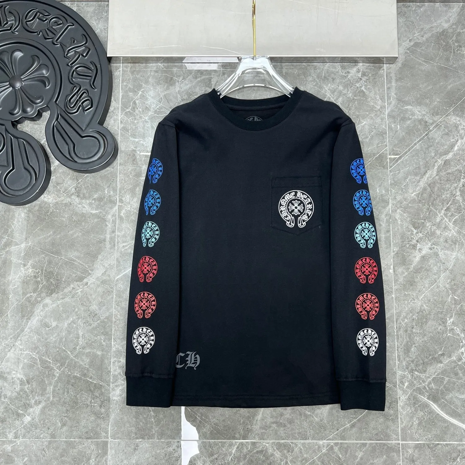 P160 Chrome Hearts 🍁Long T series🍁 Same series at the counter Chrome color spine gradient small horseshoe length T Imported environmentally friendly glue printing and dyeing Specially customized original 1:1 high gram weight comfortable fabric Recommended color: white black Size: S, M, L, XL